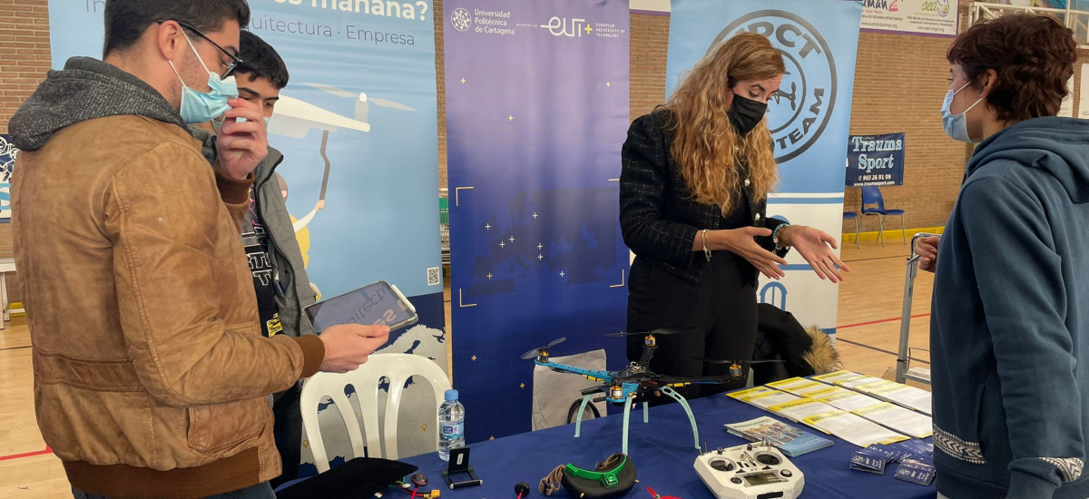 La UPCT muestra con el Drone Team el potencial de sus estudiantes en la feria de orientación de Maristas Alicante
